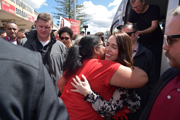 뉴질랜드 집권 노동당을 이끄는 저신다 아던 총리(가운데 오른쪽)가 16일 선거운동 마감일을 맞아 오클랜드의 사우스몰을 방문해 지역주민들을 만나고 있다