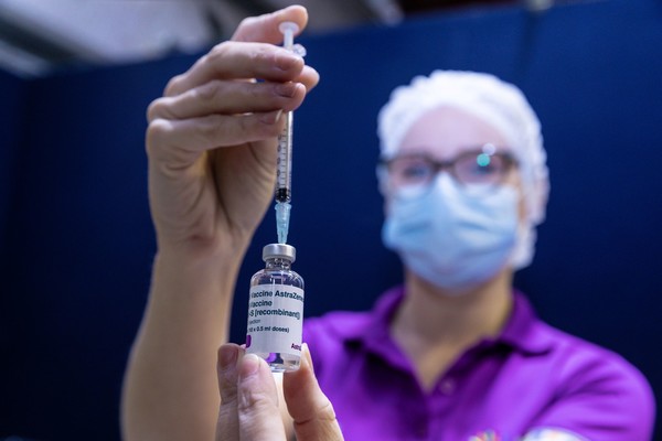 사진=연합뉴스.  AZ 코로나19 백신 접종을 준비하는 호주 간호사