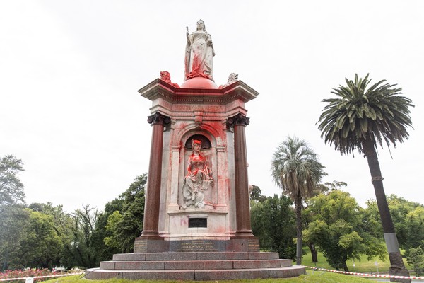 (AAP Image/Diego Fedele) 빅토리아 여왕 동상에 붉은색 페인트 테러가 가해졌다.  