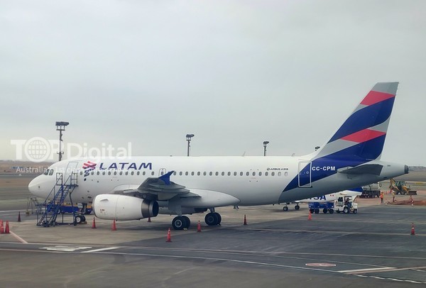 페루 리마 공항에 세워진 라탐 항공의 여객기
