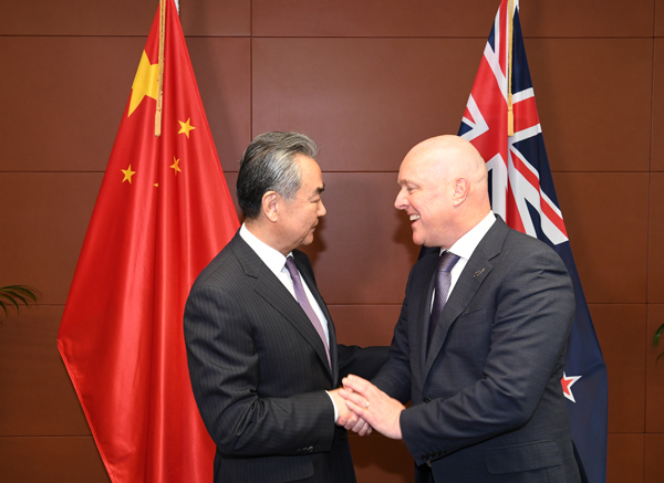 18일 크리스토퍼 럭슨 뉴질랜드 총리 만난 왕이 중국 외교부장(왼쪽) 