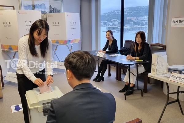 뉴질랜드 재외 투표27일(현지시간) 뉴질랜드 웰링턴 한국 대사관에 마련된 재외 투표소에서 현지 교민이 투표함에 투표용지를 넣고 있다. 뉴질랜드는 전 세계에서 가장 먼저 재외 투표가 시작되는 곳이다.